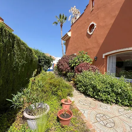 4 Bedroom House Near Marbella Beach 埃斯特波纳